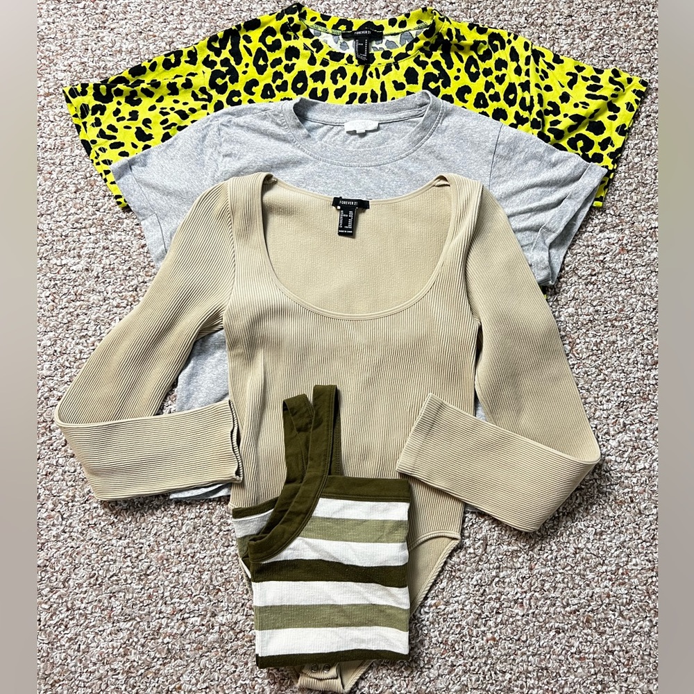 COMBO!⚠️ two crop tops and a bodysuit get a gap basic top for FREE! 📣